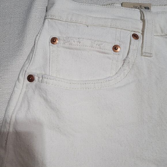 Levi's 501 shorts original 32'' waists a high rise fitted through the hip - Picture 2 of 9